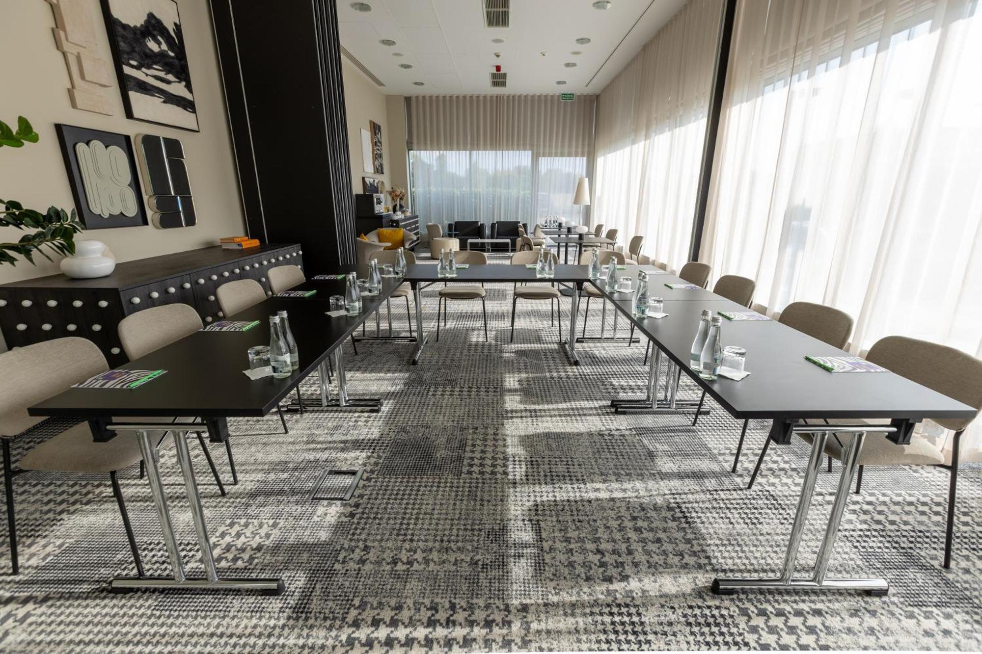 Hotel Ibis Styles Airport 3*