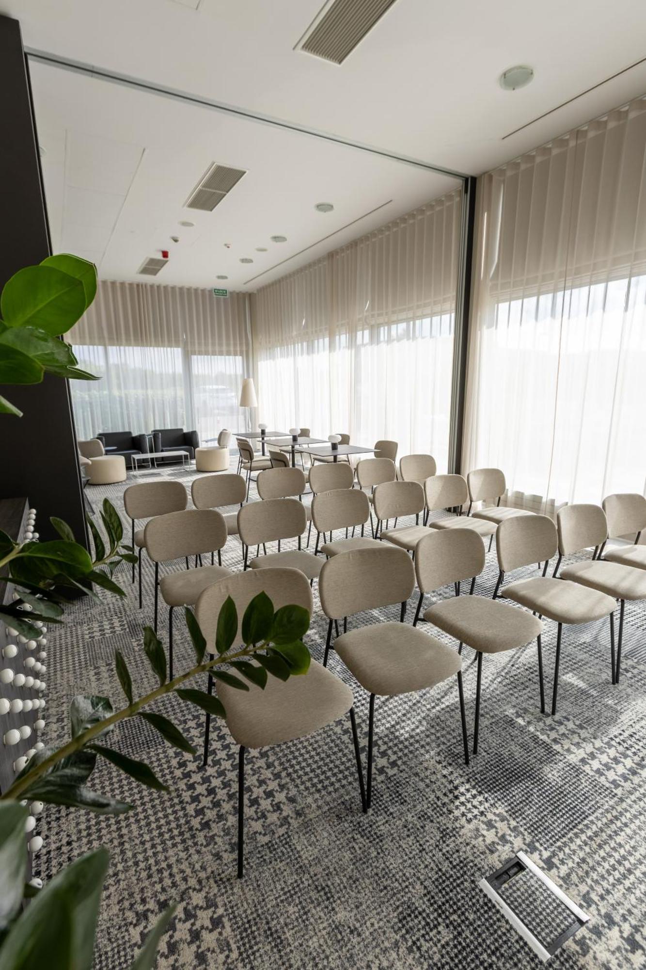 Hotel Ibis Styles Airport 3*